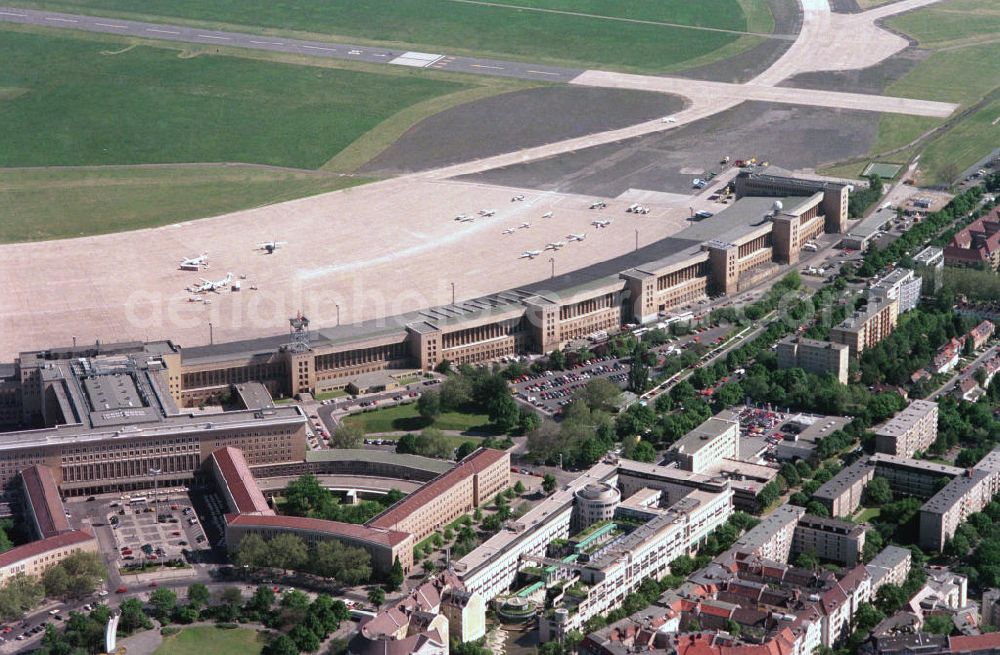 Aerial photograph Berlin Tempelhof - Blick über das Abfertingsgebäude auf Vorfeld, Rollweg und Landebahn vom Flughafen Tempelhof . View over the passenger terminal on the apron, runway and taxiway of Tempelhof Airport.