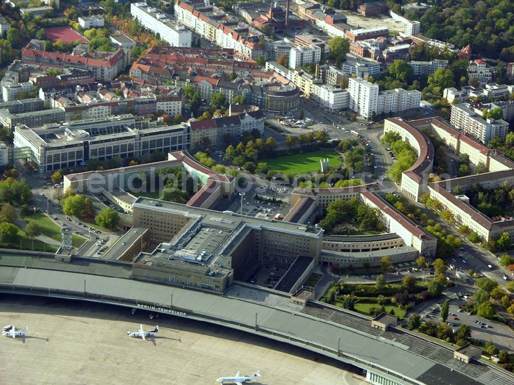 Aerial image Berlin - 07.10.2004 Blick auf den Flughafen Berlin-Tempelhof.