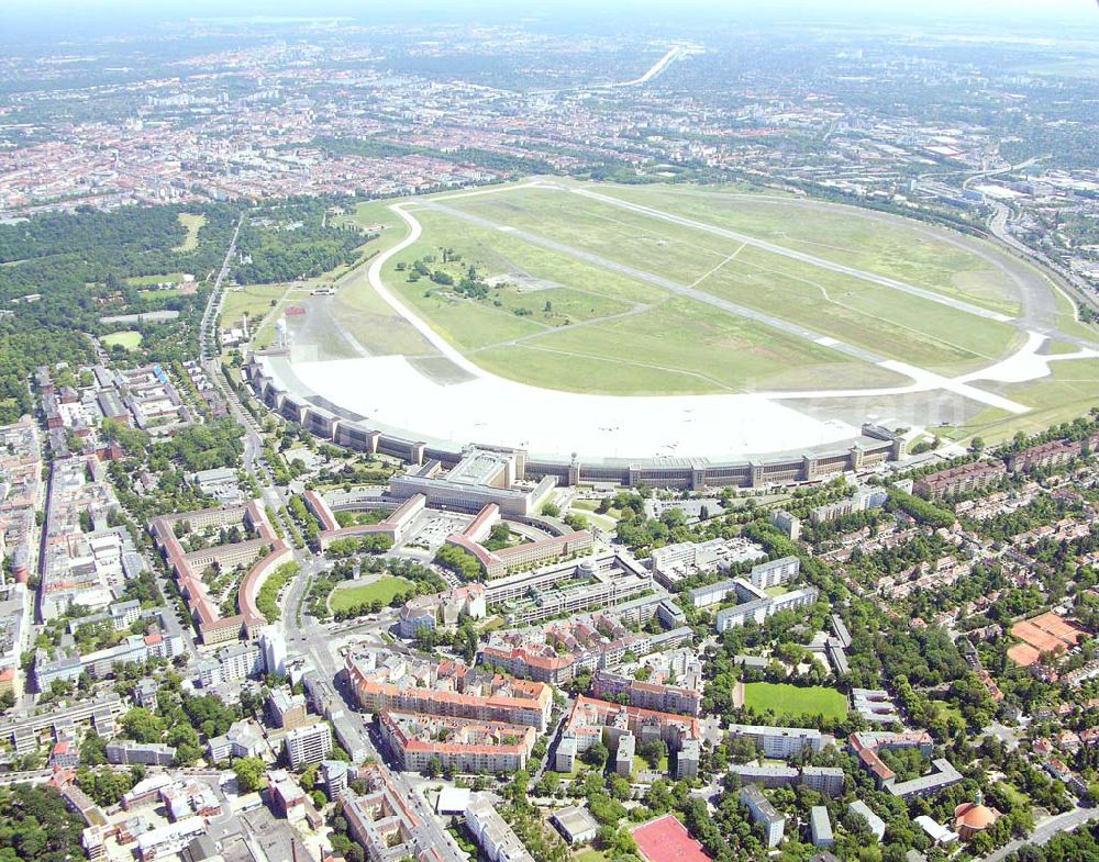 Berlin from above - Blick auf den Flughafen Tempelhof in Berlin-Tempelhof. Der City-Airport Tempelhof ist Teil des größten zusammenhängenden Gebäudekomplexes Europas. Er hat eine ideale Lage in der Mitte Berlins, zwischen Regierungsvirtel, City-West und City-Ost. ICAT Interessengemeinschaft City-Airport Tempelhof e.V. Flughafen Tempelhof A1 Turm 6 , 12101 Berlin Tel. : 030 - 6951-3317 , Fax: 030-6951-3794