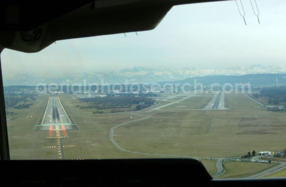 Zürich from above - Lande- Anflug am Flughafen Zürich auf die Piste 14. Rechts die Piste 16. Im Hintergrund die Alpen. General view from the grounds of the airport Zurich-Kloten.