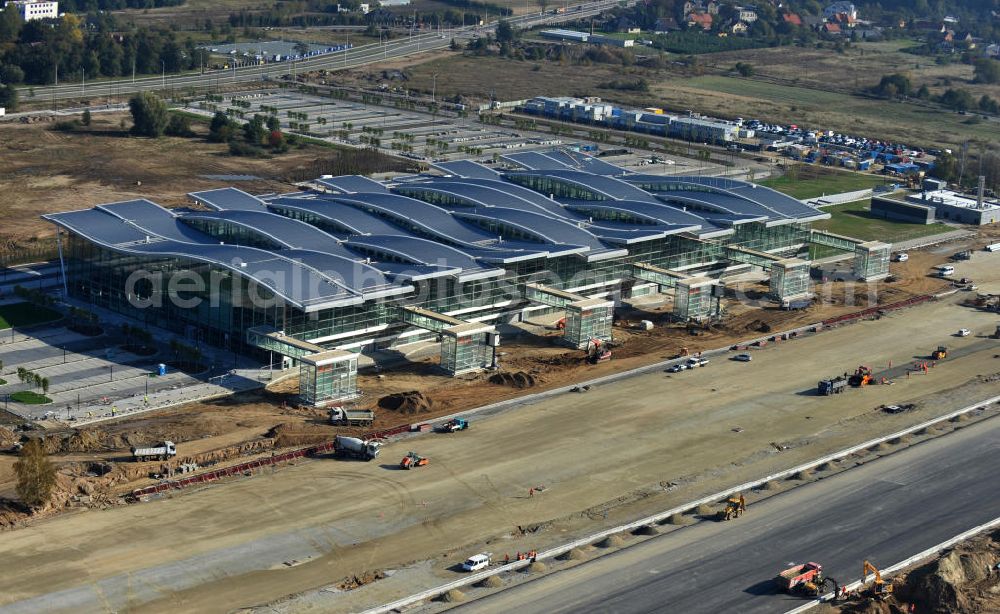 Aerial photograph WROCLAW - BRESLAU - Auf dem Nikolaus-Kopernikus-Flughafen Breslau / Flughafen Wroclaw-Strachowice in Niederschlesien finden die Abschlussarbeiten des neuen Terminal zur Abfertigung von Passagieren statt. Der Flughafen ist nach dem Astronom Nikolaus Kopernikus benannt. Es soll dieses Jahr fertiggestellt werden, pünktlich zur Fußball Europameisterschaft, die im nächsten Jahr in Polen ausgetragen wird. The Nikolaus-Kopernikus-Airport / Airport Wroclaw-Strachowic in lower silesia will be extended. The airport is named after the astronomer Nicolaus Copernicus. The new terminal is meant to be finished until the end of the year. It is useful for the European Soccer Championship, which will take place in Poland next year.