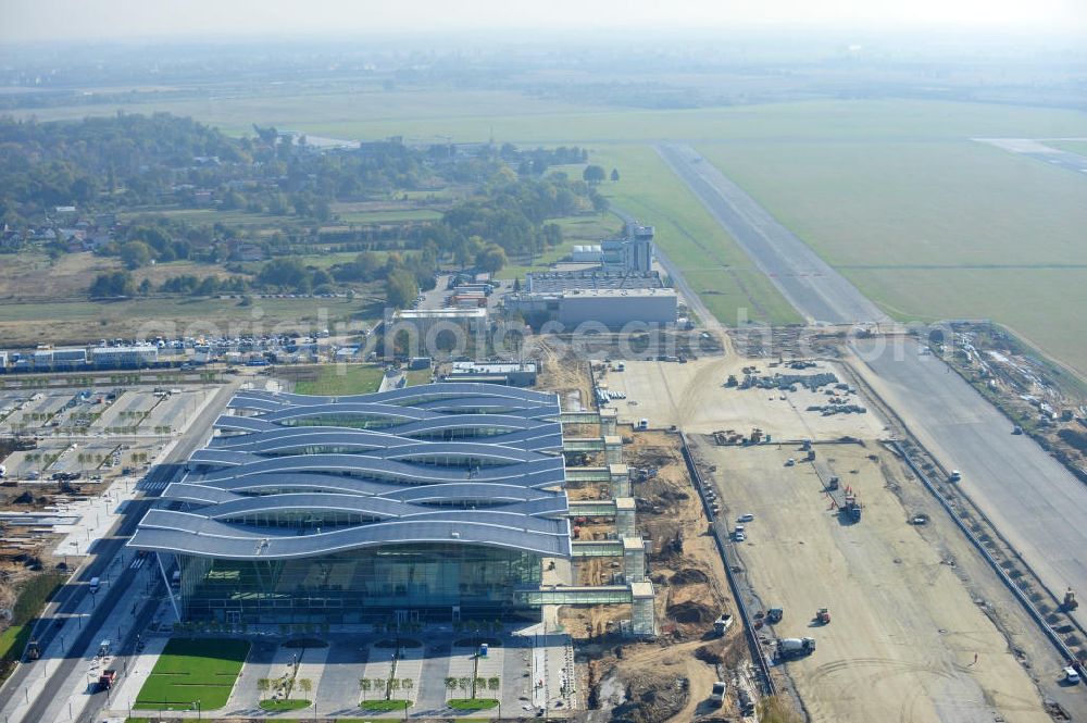 WROCLAW - BRESLAU from the bird's eye view: Auf dem Nikolaus-Kopernikus-Flughafen Breslau / Flughafen Wroclaw-Strachowice in Niederschlesien finden die Abschlussarbeiten des neuen Terminal zur Abfertigung von Passagieren statt. Der Flughafen ist nach dem Astronom Nikolaus Kopernikus benannt. Es soll dieses Jahr fertiggestellt werden, pünktlich zur Fußball Europameisterschaft, die im nächsten Jahr in Polen ausgetragen wird. The Nikolaus-Kopernikus-Airport / Airport Wroclaw-Strachowic in lower silesia will be extended. The airport is named after the astronomer Nicolaus Copernicus. The new terminal is meant to be finished until the end of the year. It is useful for the European Soccer Championship, which will take place in Poland next year.