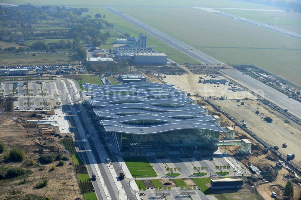 Aerial photograph WROCLAW - BRESLAU - Auf dem Nikolaus-Kopernikus-Flughafen Breslau / Flughafen Wroclaw-Strachowice in Niederschlesien finden die Abschlussarbeiten des neuen Terminal zur Abfertigung von Passagieren statt. Der Flughafen ist nach dem Astronom Nikolaus Kopernikus benannt. Es soll dieses Jahr fertiggestellt werden, pünktlich zur Fußball Europameisterschaft, die im nächsten Jahr in Polen ausgetragen wird. The Nikolaus-Kopernikus-Airport / Airport Wroclaw-Strachowic in lower silesia will be extended. The airport is named after the astronomer Nicolaus Copernicus. The new terminal is meant to be finished until the end of the year. It is useful for the European Soccer Championship, which will take place in Poland next year.