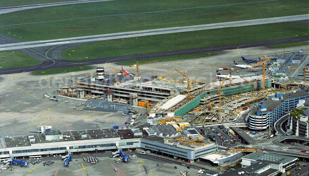 Aerial photograph Düsseldorf - Flughafenausbau Düsseldorf mit der Baustelle zum Neubau des Terminals. Dusseldorf airport expansion with the construction site to construction of the terminal.