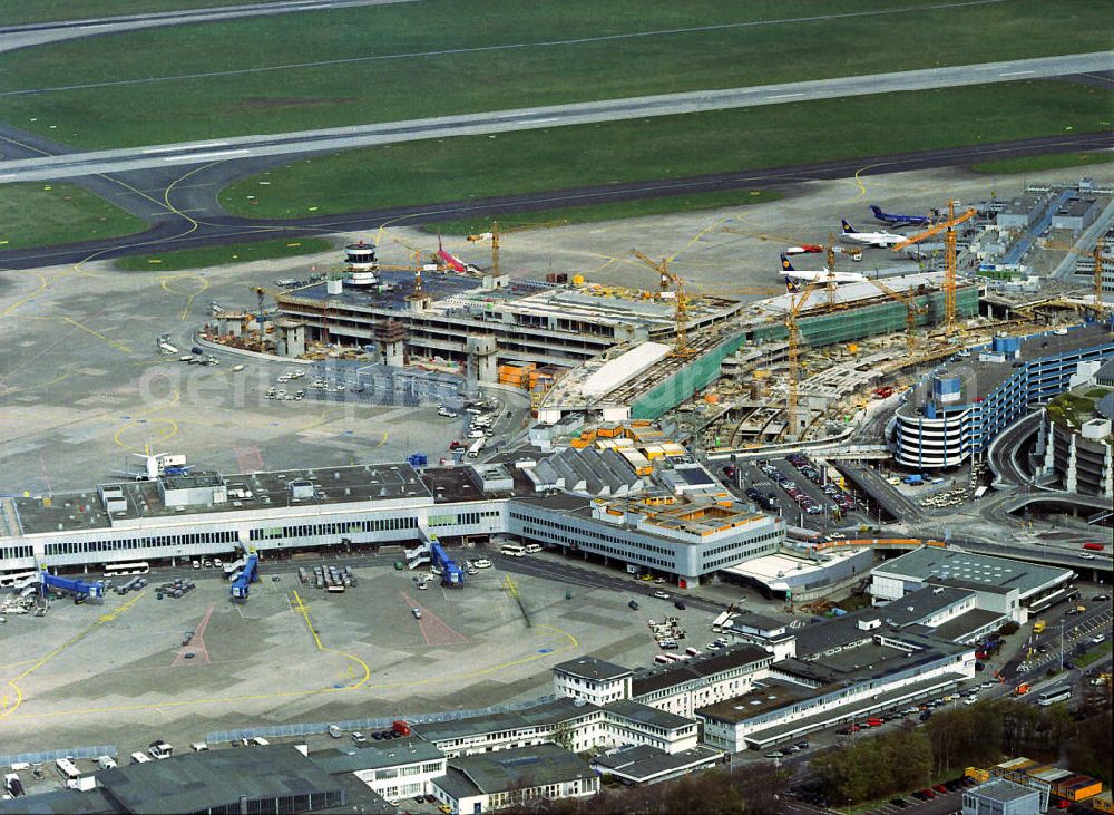 Aerial photograph Düsseldorf - Flughafenausbau Düsseldorf mit der Baustelle zum Neubau des Terminals. Dusseldorf airport expansion with the construction site to construction of the terminal.