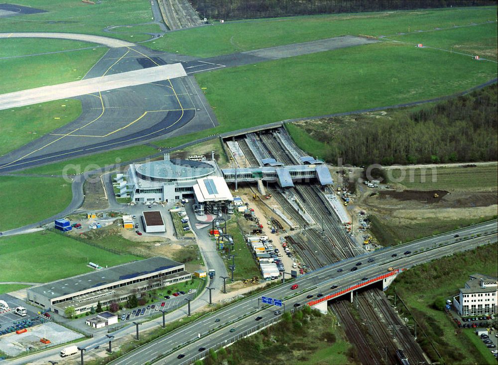 Düsseldorf from above - Am östlichen Platzende des Flughafens DUS Düsseldorf befindet sich der Fernbahnhof , der hier umgebaut wurde. Remote train station at Dusseldorf Airport.