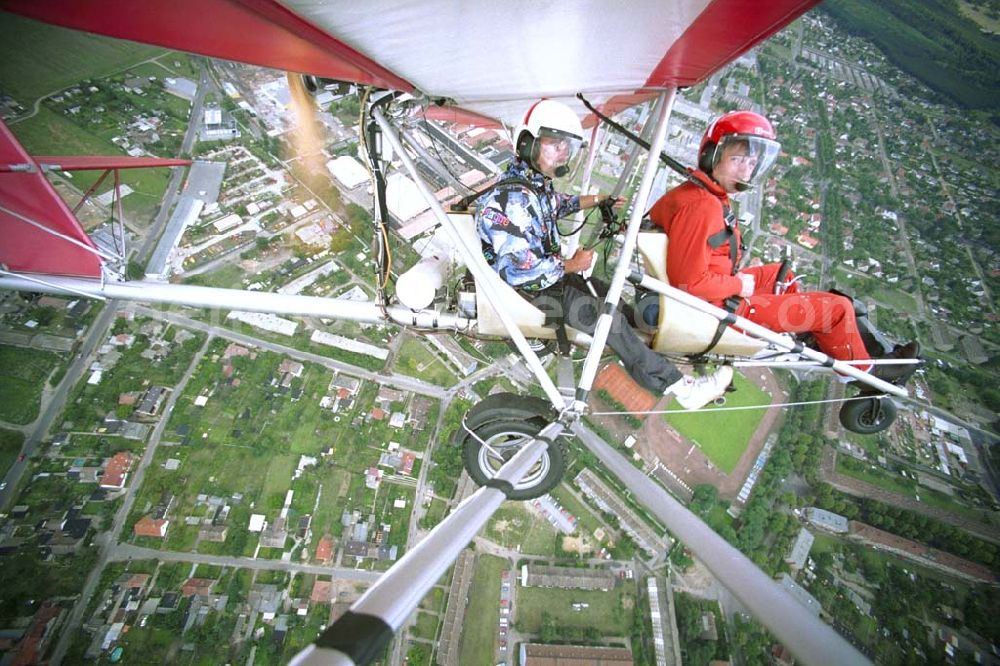 Fürstenwalde / BRB from above - Fluglehrer Rolf Bausewein (hinten) mit einem Fluggast in einem Ultraleichtflugzeug der Flugschule Märkische Schweiz des Flugplatzes Eggersdorf beim Flug über Fürstenwalde.