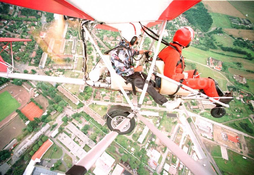 Fürstenwalde / BRB from the bird's eye view: Fluglehrer Rolf Bausewein (hinten) mit einem Fluggast in einem Ultraleichtflugzeug der Flugschule Märkische Schweiz des Flugplatzes Eggersdorf beim Flug über Fürstenwalde.