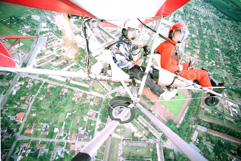 Fürstenwalde / BRB from above - Fluglehrer Rolf Bausewein (hinten) mit einem Fluggast in einem Ultraleichtflugzeug der Flugschule Märkische Schweiz des Flugplatzes Eggersdorf beim Flug über Fürstenwalde.