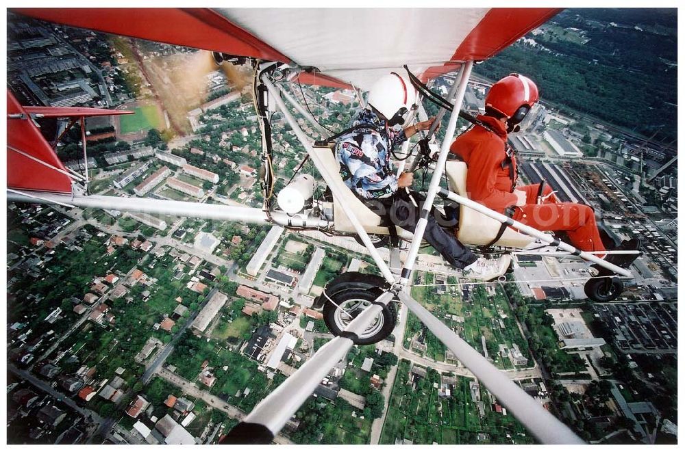 Fürstenwalde / BRB from the bird's eye view: Fluglehrer Rolf Bausewein (hinten) mit einem Fluggast in einem Ultraleichtflugzeug der Flugschule Märkische Schweiz des Flugplatzes Eggersdorf beim Flug über Fürstenwalde.