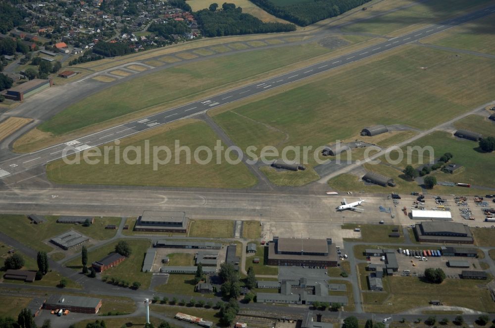 Ahlhorn from above - Runway with tarmac terrain of airfield Ahlhorner Heide in Ahlhorn in the state Lower Saxony, Germany