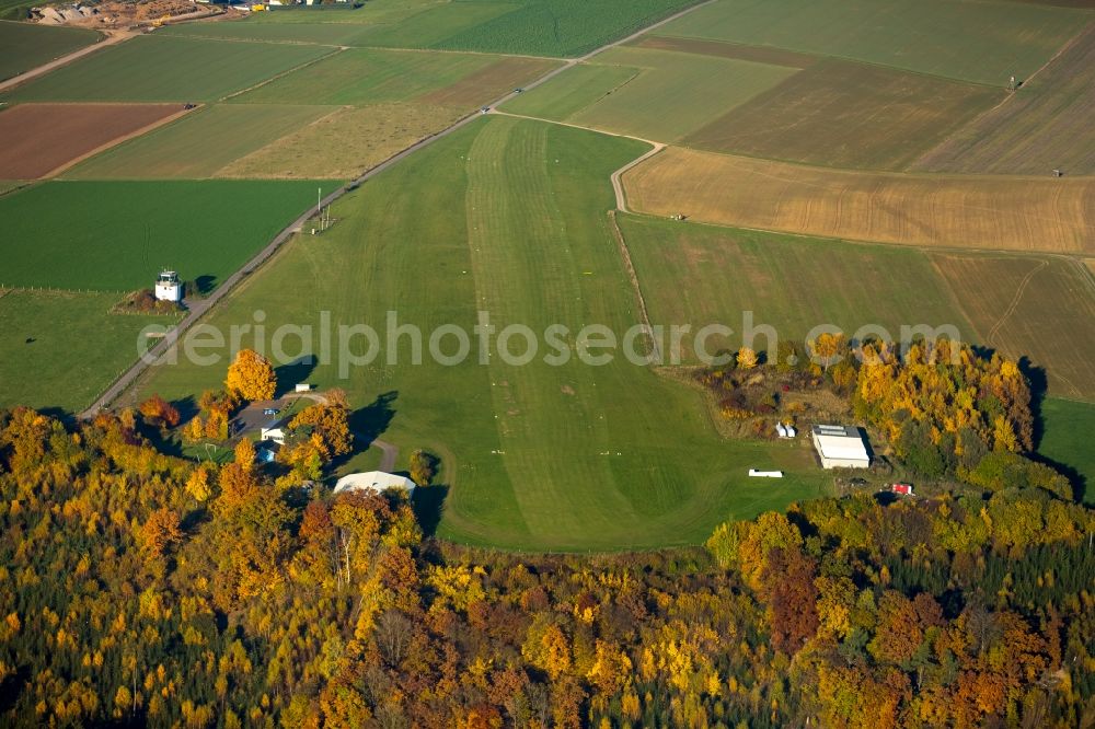 Finnentrop from above - Runway with tarmac terrain of the airfield Attendorn-Finnentrop in Finnentrop in the state of North Rhine-Westphalia