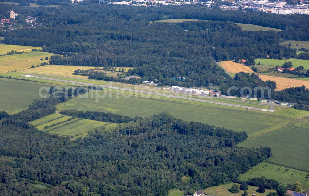 Osnabrück from the bird's eye view: Runway with tarmac terrain of airfield Atterheide on place Zum Flugplatz in Osnabrueck in the state Lower Saxony, Germany