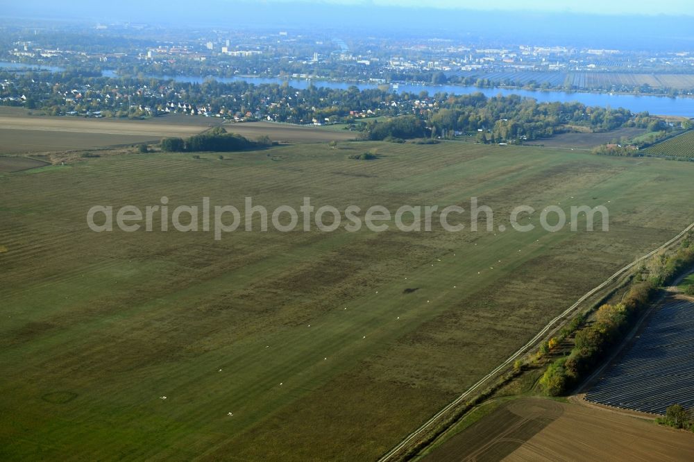 Aerial photograph Brandenburg an der Havel - Runway with tarmac terrain of airfield of Fliegerklub Brandenburg e.V. on Moetzower Landstrasse in Brandenburg an der Havel in the state Brandenburg, Germany