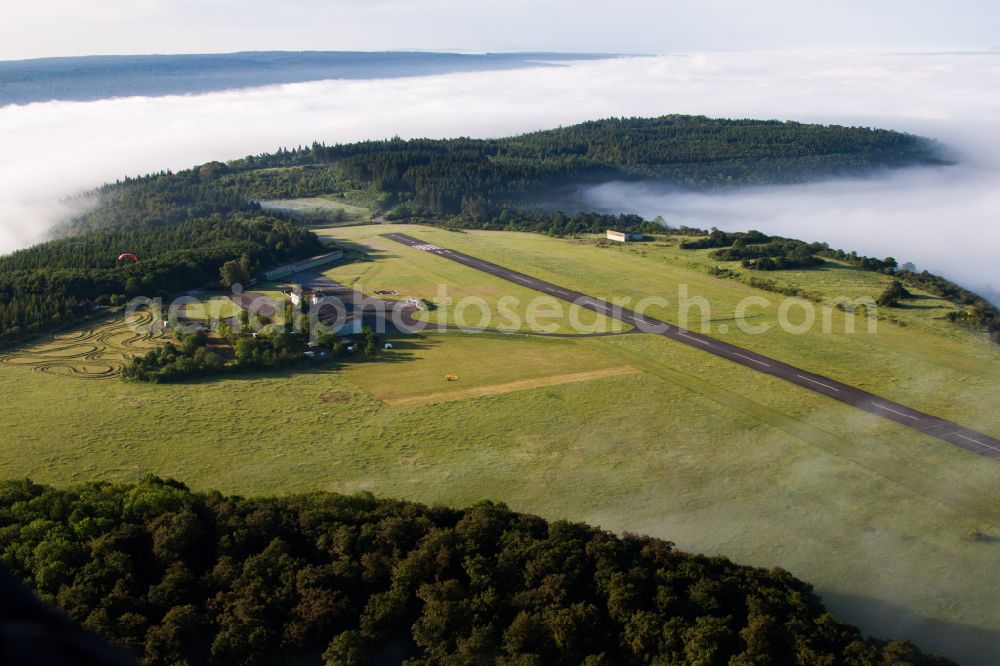 Aerial photograph Brenkhausen - Runway with tarmac terrain of airfield EDVI Hoexter-Holzminden on street Raeuschenbergstrasse in Brenkhausen in the state North Rhine-Westphalia, Germany