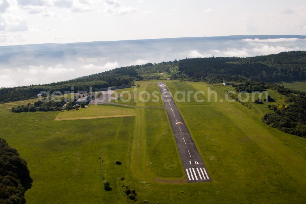 Brenkhausen from above - Runway with tarmac terrain of airfield EDVI Hoexter-Holzminden on street Raeuschenbergstrasse in Brenkhausen in the state North Rhine-Westphalia, Germany