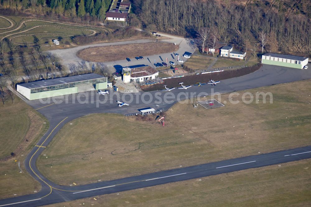 Aerial photograph Brenkhausen - Runway with tarmac terrain of airfield EDVI Hoexter-Holzminden on street Raeuschenbergstrasse in Brenkhausen in the state North Rhine-Westphalia, Germany