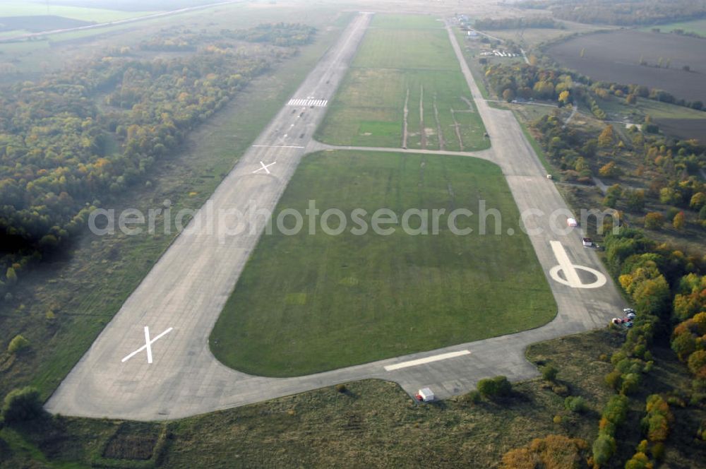 Aerial photograph Eisenach - Blick auf den Flugplatz Eisenach - Kindel in Thüringen. Entstanden ist die Landefläche in den 30iger Jahren und wurde von 1939 bis 1945 von der Reichsluftwaffe als Flugplatz genutzt. Der Verkehrslandeplatz ist für den Flugzeug- und Hubschrauberbetrieb bis 20 t zugelassen. Kontakt: Flugplatzgesellschaft Eisenach - Kindel mbH, Am Flugplatz, 99819 Hörselberg, Tel. +49(0)36920 80892, Telefax +49(0)36920 709943, Email: info@flugplatz-eisenach.de