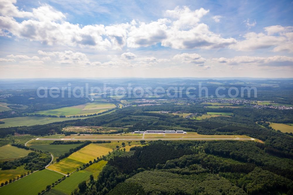 Wickede (Ruhr) from above - Runway with tarmac terrain of airfield FAM Airport Arnsberg Menden in Wickede (Ruhr) in the state North Rhine-Westphalia, Germany