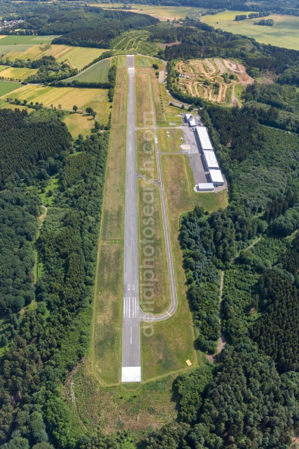 Aerial photograph Wickede (Ruhr) - Runway with tarmac terrain of airfield FAM Airport Arnsberg Menden in Wickede (Ruhr) in the state North Rhine-Westphalia, Germany