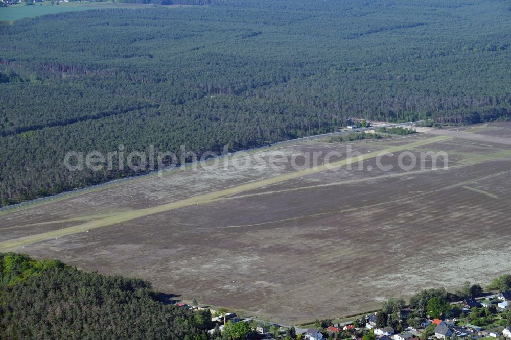 Aerial image Finsterwalde - Runway with tarmac terrain of airfield Flugplatz Finsterwalde-Heinrichsruh in Finsterwalde in the state Brandenburg, Germany