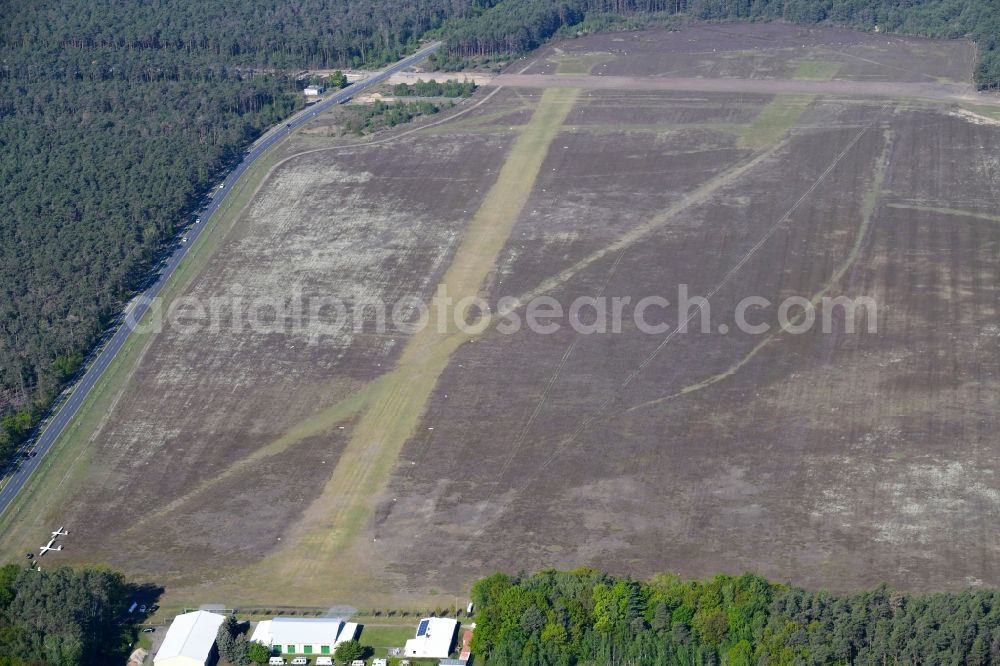 Aerial photograph Finsterwalde - Runway with tarmac terrain of airfield Flugplatz Finsterwalde-Heinrichsruh in Finsterwalde in the state Brandenburg, Germany