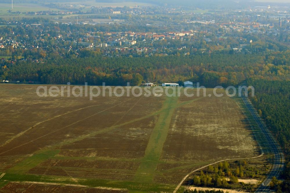 Finsterwalde from above - Runway with tarmac terrain of airfield Flugplatz Finsterwalde-Heinrichsruh in Finsterwalde in the state Brandenburg, Germany