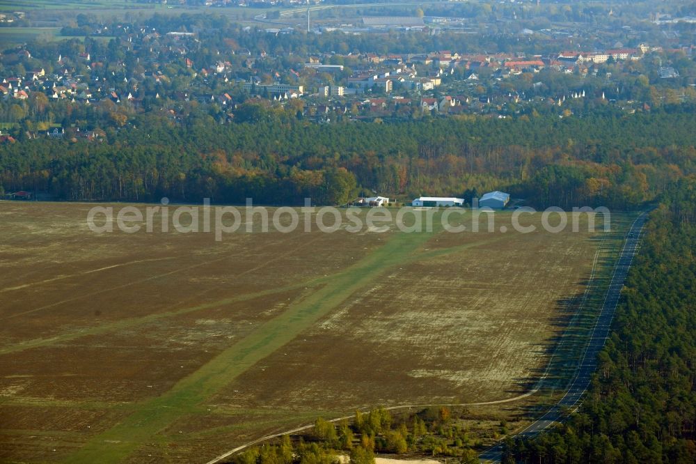 Aerial photograph Finsterwalde - Runway with tarmac terrain of airfield Flugplatz Finsterwalde-Heinrichsruh in Finsterwalde in the state Brandenburg, Germany