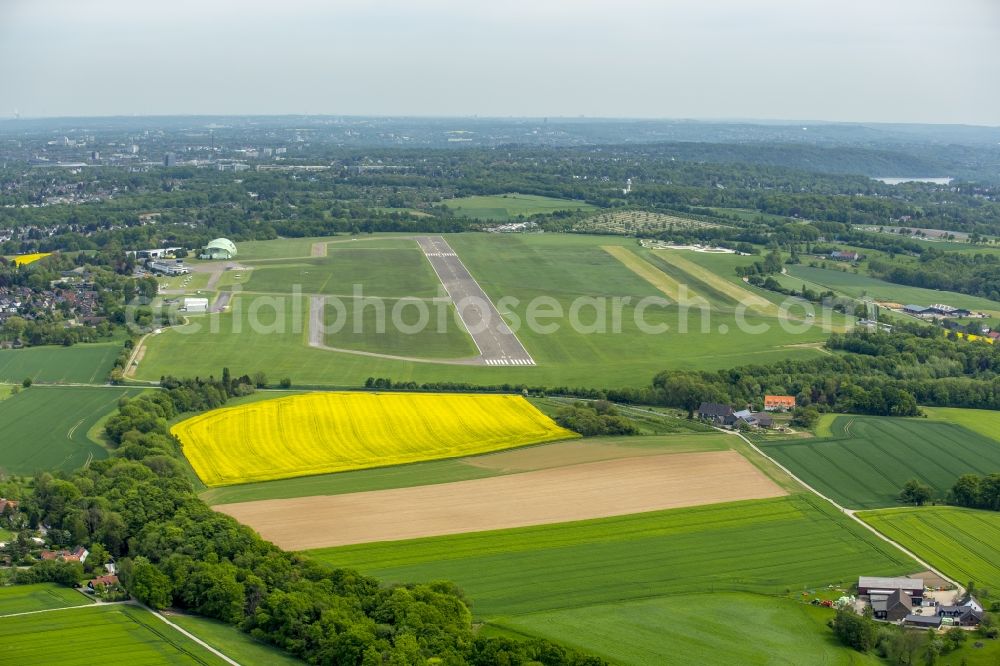 Mülheim an der Ruhr from the bird's eye view: Runway with tarmac terrain of airfield in Muelheim an der Ruhr in the state North Rhine-Westphalia