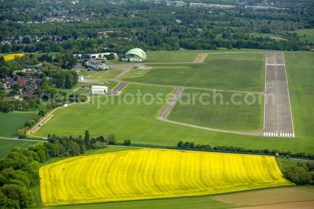 Aerial image Mülheim an der Ruhr - Runway with tarmac terrain of airfield in Muelheim an der Ruhr in the state North Rhine-Westphalia