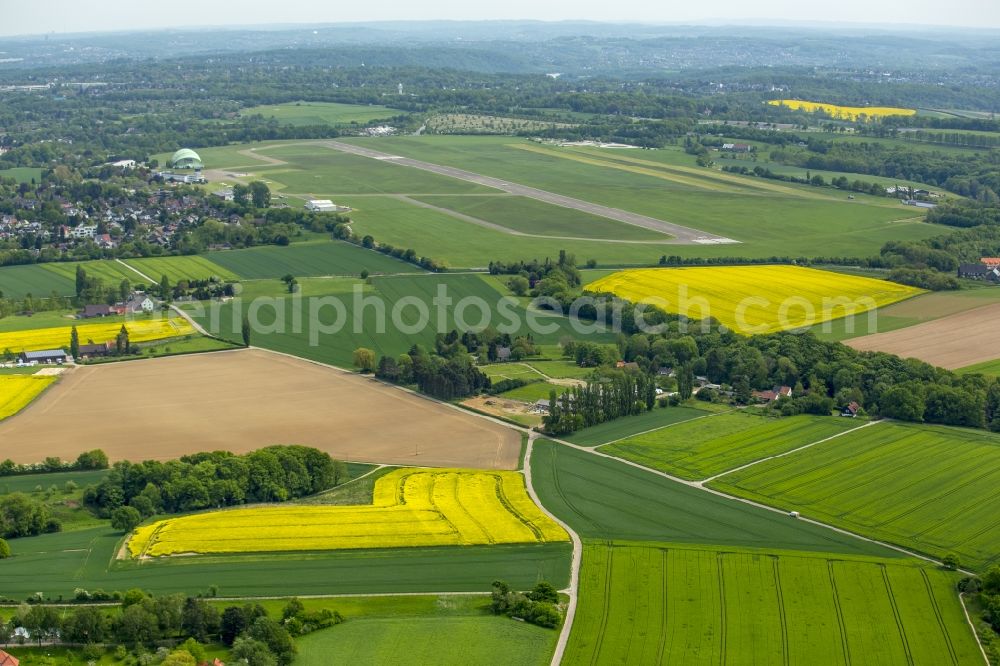 Aerial photograph Mülheim an der Ruhr - Runway with tarmac terrain of airfield in Muelheim an der Ruhr in the state North Rhine-Westphalia