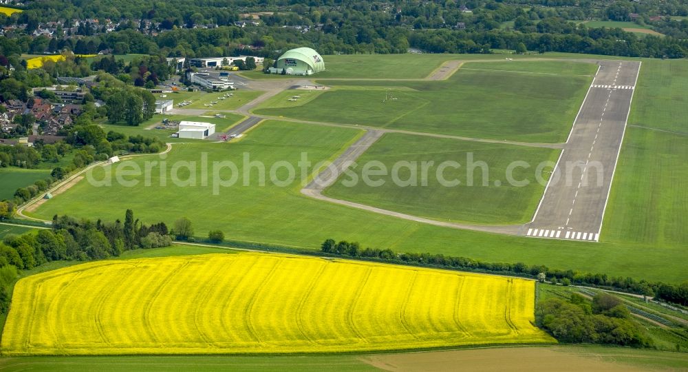 Mülheim an der Ruhr from above - Runway with tarmac terrain of airfield in Muelheim an der Ruhr in the state North Rhine-Westphalia