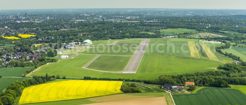 Mülheim an der Ruhr from the bird's eye view: Runway with tarmac terrain of airfield in Muelheim an der Ruhr in the state North Rhine-Westphalia