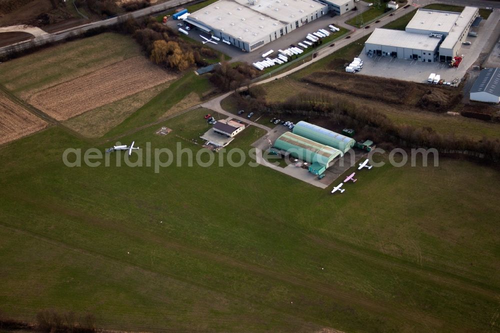 Bruchsal from the bird's eye view: Runway with tarmac terrain of airfield Flugplatz Bruchsal in Bruchsal in the state Baden-Wuerttemberg