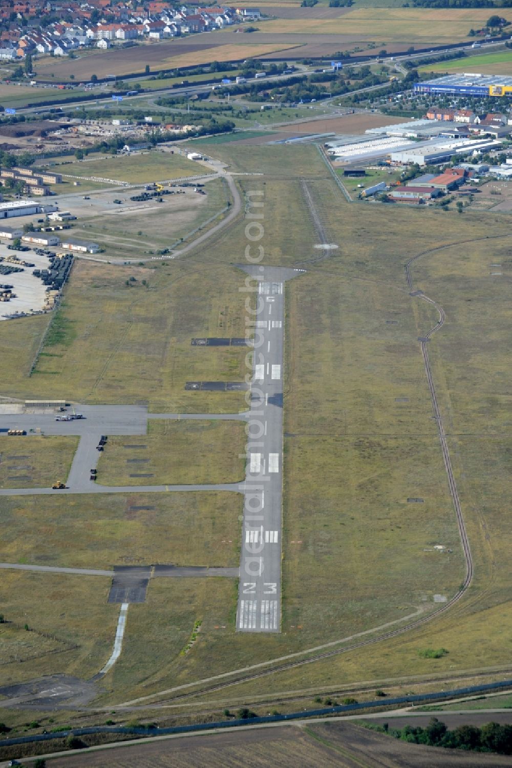 Mannheim from the bird's eye view: Runway with tarmac terrain of airfield Flugplatz Coleman in Mannheim in the state Baden-Wuerttemberg