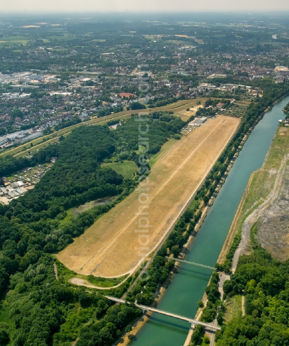 Dorsten from above - Runway with tarmac terrain of airfield Flugplatz Dorsten-Am Kanal in Dorsten in the state North Rhine-Westphalia, Germany