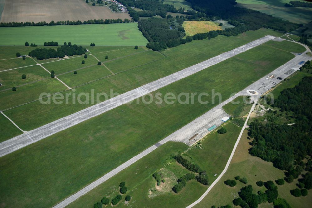 Lärz from the bird's eye view: Runway with tarmac terrain of airfield Flugplatz Mueritz Airpark in Laerz in the state Mecklenburg - Western Pomerania, Germany