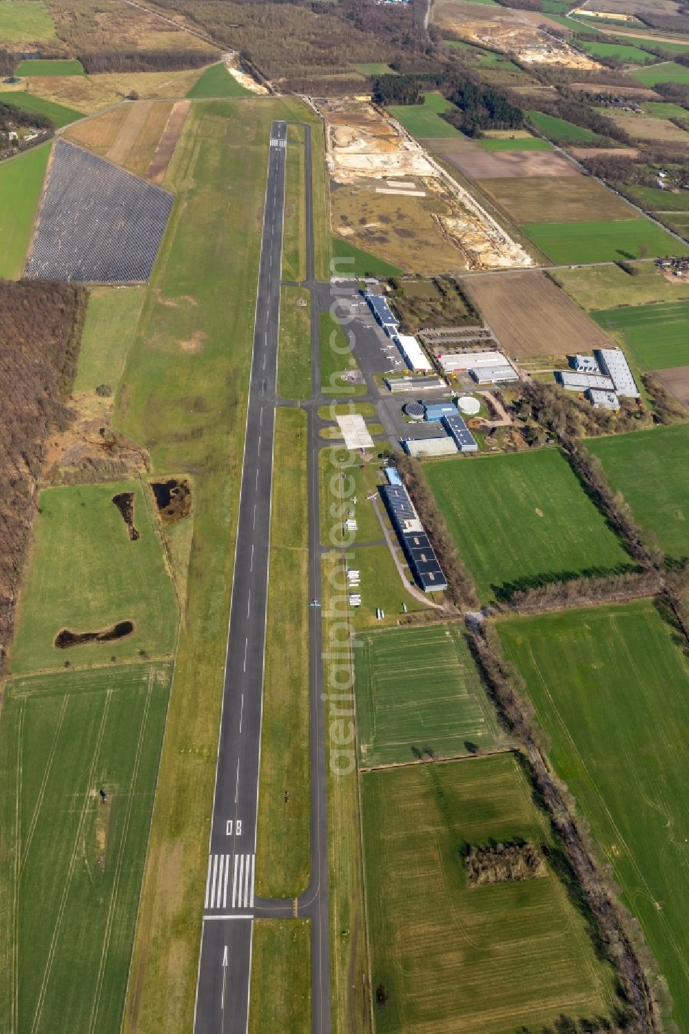 Hünxe from the bird's eye view: Runway with tarmac terrain of airfield Flugplatz Schwarze Heide in Huenxe in the state North Rhine-Westphalia, Germany