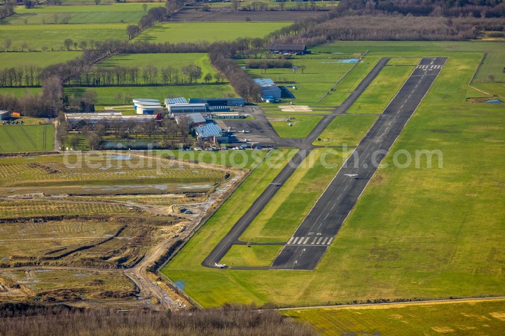 Hünxe from the bird's eye view: Runway with tarmac terrain of airfield Flugplatz Schwarze Heide in Huenxe in the state North Rhine-Westphalia, Germany