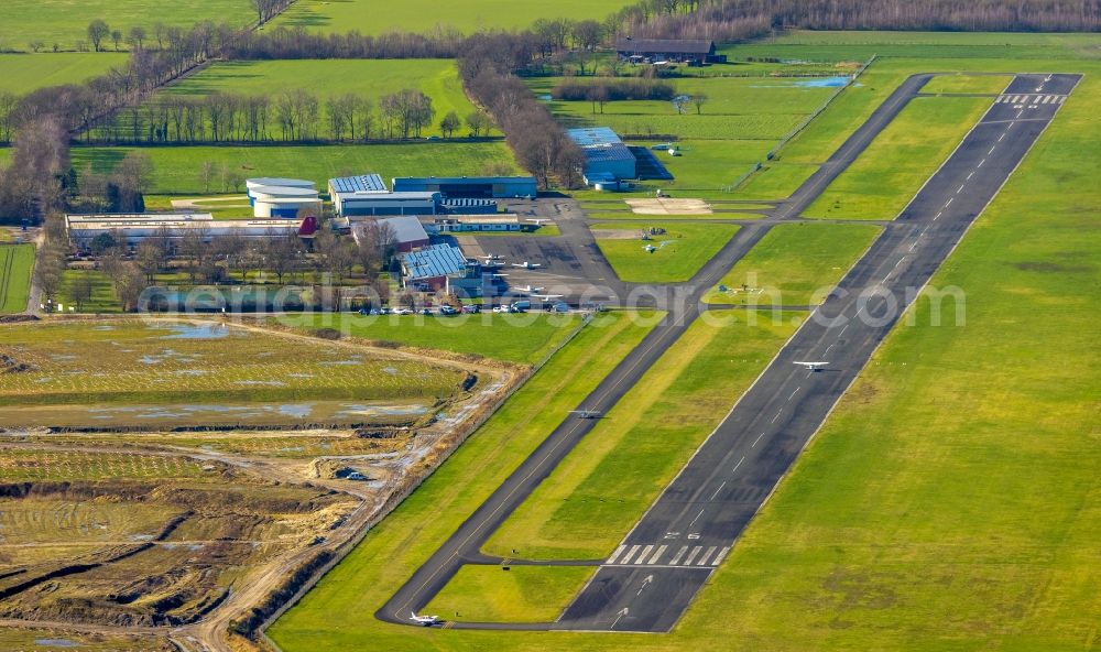 Aerial photograph Hünxe - Runway with tarmac terrain of airfield Flugplatz Schwarze Heide in Huenxe in the state North Rhine-Westphalia, Germany