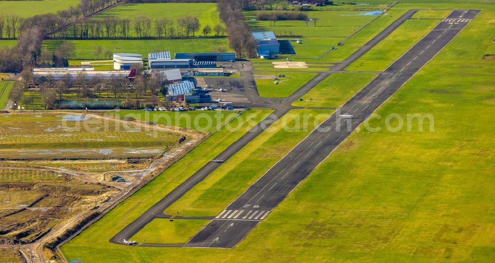 Hünxe from above - Runway with tarmac terrain of airfield Flugplatz Schwarze Heide in Huenxe in the state North Rhine-Westphalia, Germany