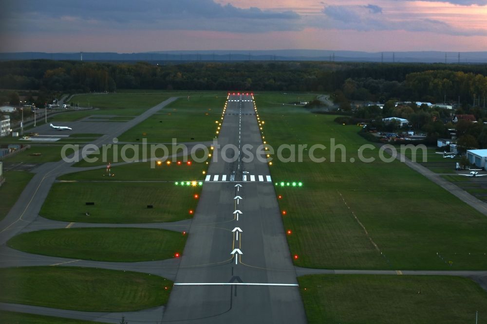 Aerial photograph Speyer - Lightning runway with tarmac terrain of airfield Flugplatz Speyer Ludwigshafen GmbH on Joachim-Becher-Strasse in Speyer in the state Rhineland-Palatinate, Germany