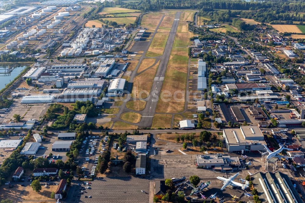 Speyer from above - Lightning runway with tarmac terrain of airfield Flugplatz Speyer Ludwigshafen GmbH on Joachim-Becher-Strasse in Speyer in the state Rhineland-Palatinate, Germany