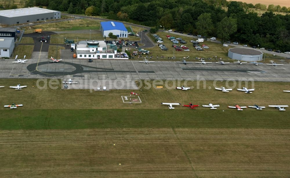 Aerial photograph Hörselberg-Hainich - Runway with tarmac terrain of the Flugplatzgesellschaft Eisenach-Kindel mbH in Hoerselberg-Hainich in the state Thuringia