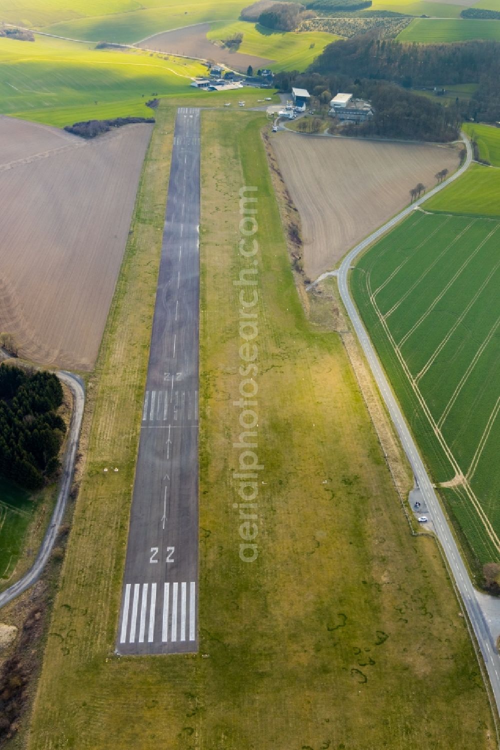 Aerial photograph Meschede - Runway with tarmac terrain of airfield Flugplatzgesellschaft Meschede mbH in Meschede in the state North Rhine-Westphalia, Germany