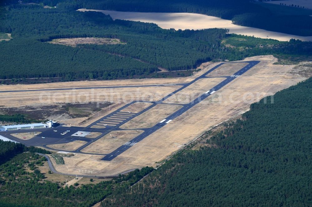 Aerial photograph Trebbin - Runway with tarmac terrain of airfield Flugplatzgesellschaft Schoenhagen mbH in Schoenhagen in the state Brandenburg