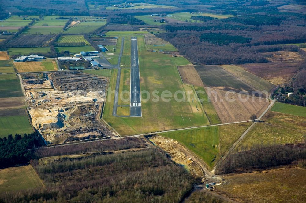 Hünxe from above - Runway with tarmac terrain of airfield Flugplatzgesellschaft Schwarze Heide mbH in Huenxe in the state North Rhine-Westphalia