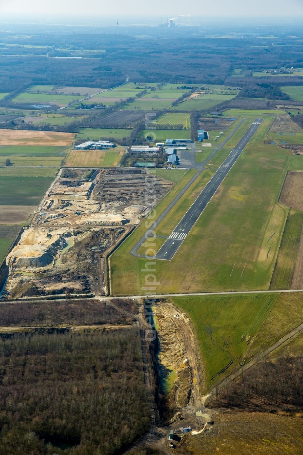 Hünxe from the bird's eye view: Runway with tarmac terrain of airfield Flugplatzgesellschaft Schwarze Heide mbH in Huenxe in the state North Rhine-Westphalia