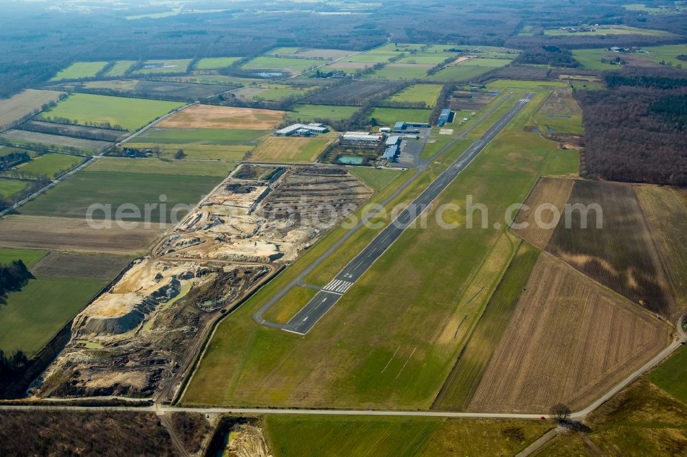 Aerial image Hünxe - Runway with tarmac terrain of airfield Flugplatzgesellschaft Schwarze Heide mbH in Huenxe in the state North Rhine-Westphalia