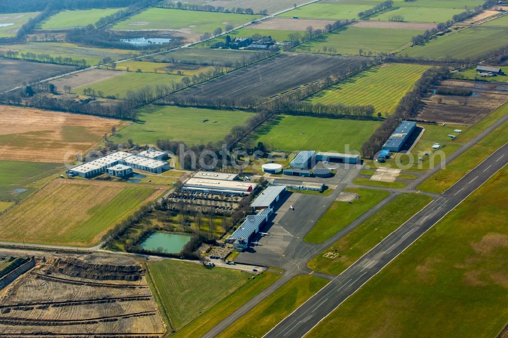 Aerial photograph Hünxe - Runway with tarmac terrain of airfield Flugplatzgesellschaft Schwarze Heide mbH in Huenxe in the state North Rhine-Westphalia